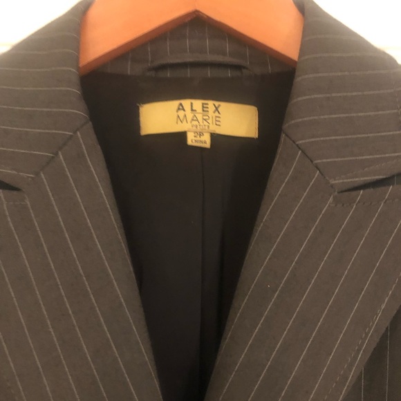 Chic + classy blazer in flattering striped pattern - Picture 3 of 3